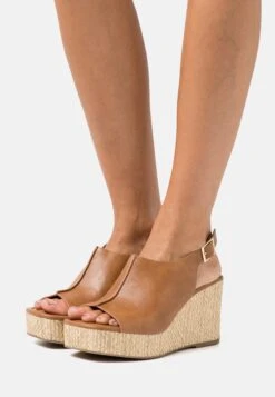 Tamaris Sandalen Met Plateauzool - Nut