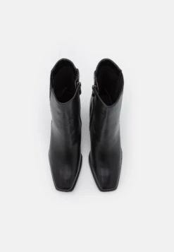 Tamaris Enkellaarsjes Met Hoge Hak - Black -Tamaris Winkel 25c6e0021a964f10a268d0cb4b3329a1