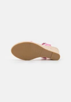 Tamaris Sandalen Met Sleehak - Rose Comb -Tamaris Winkel 6645a1b6de4b4afcaa471da36a0e6a00