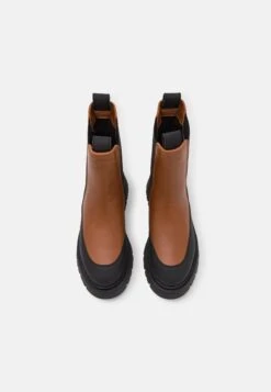 Tamaris Enkellaarsjes Met Plateauzool - Cognac/Black -Tamaris Winkel e1244faf2f8f45f5b60a2dc2fd43428e