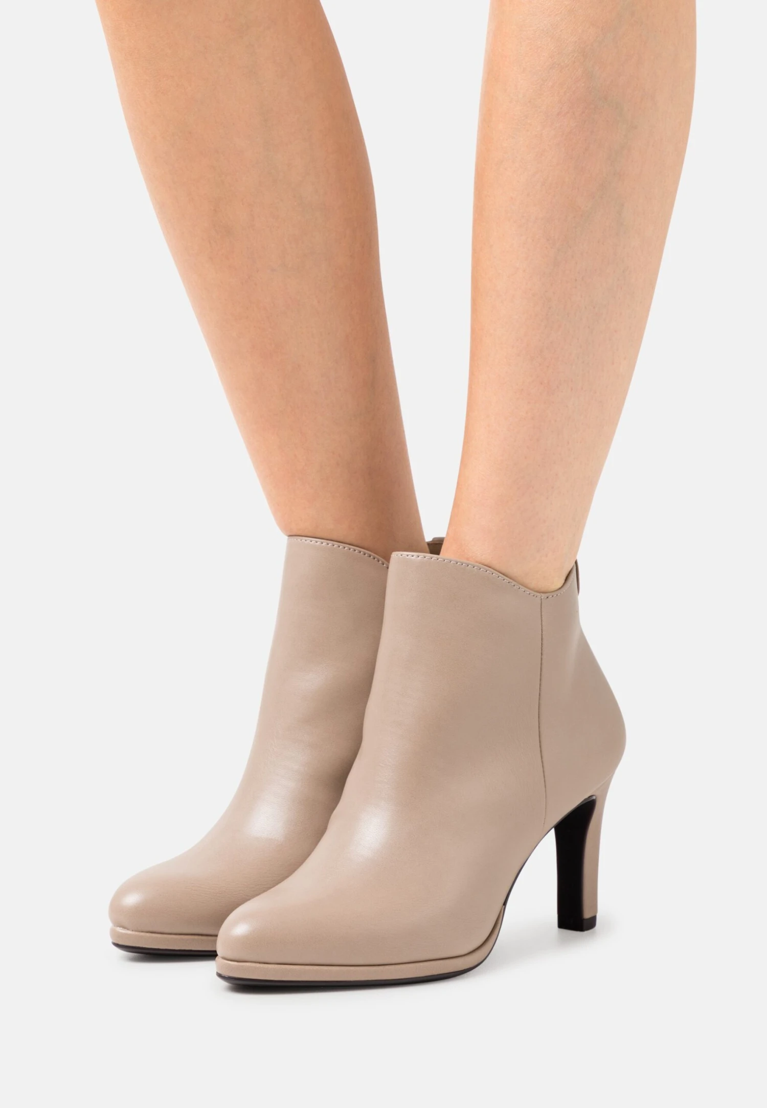 Tamaris Enkellaarsjes Met Hoge Hak - Taupe 1 Tamaris Enkellaarsjes Met Hoge Hak - Taupe